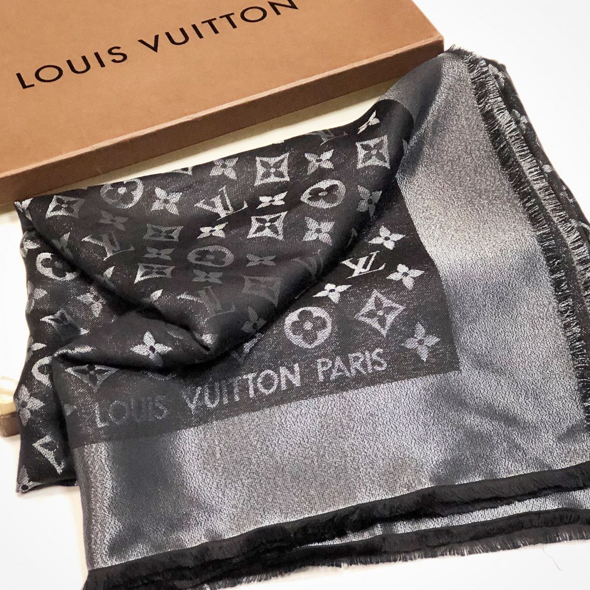 Палантин Louis Vuitton  размер 140/140 цена 12 308 руб