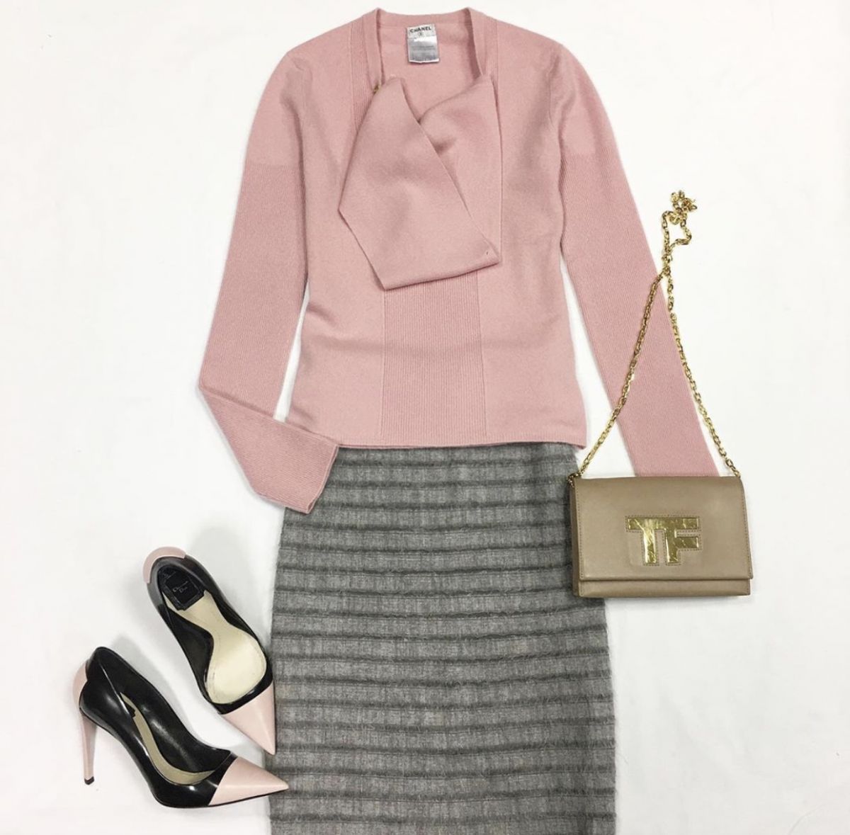 Кофта Chanel размер 38 цена 13 847 руб Юбка Escada размер 34 цена 4 616 руб Туфли Dior размер 38 цена 6 923 руб Сумочка Tom Ford 
