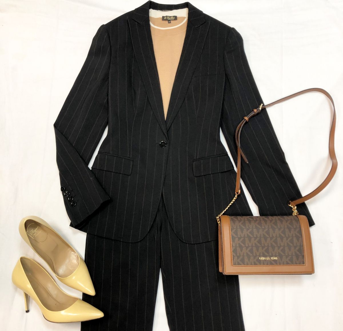 Костюм DOLCE GABBANA размер 38 цена 23 078 руб 
Сумка MICHAEL KORS