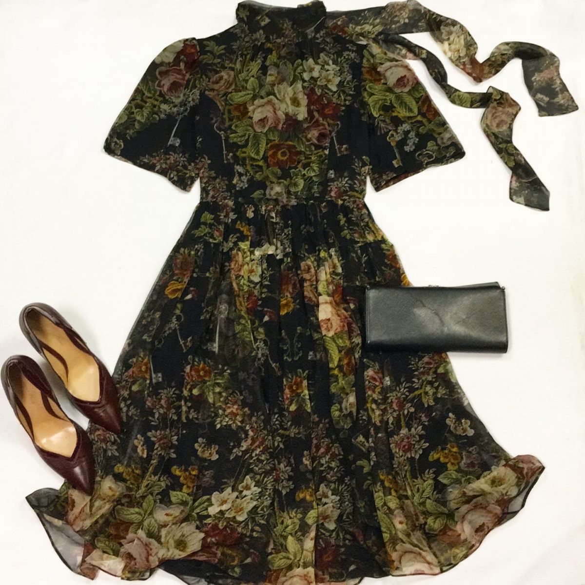 Платье DOLCE GABBANA  размер 42 цена 23 078 рубТуфли GIANVITO ROSSI  размер 41 цена 4 616 рубКлатч SALVATORE FERRAGAMO 
