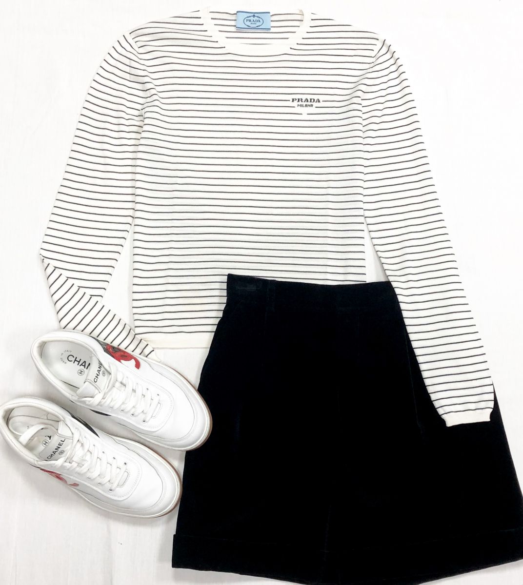 Кофта Prada размер 38 цена 23 483 руб
Шорты / бархат/ Saint Laurent размер 36 цена 23 483 руб
Кроссовки Chanel размер 38 цена 46 965 руб