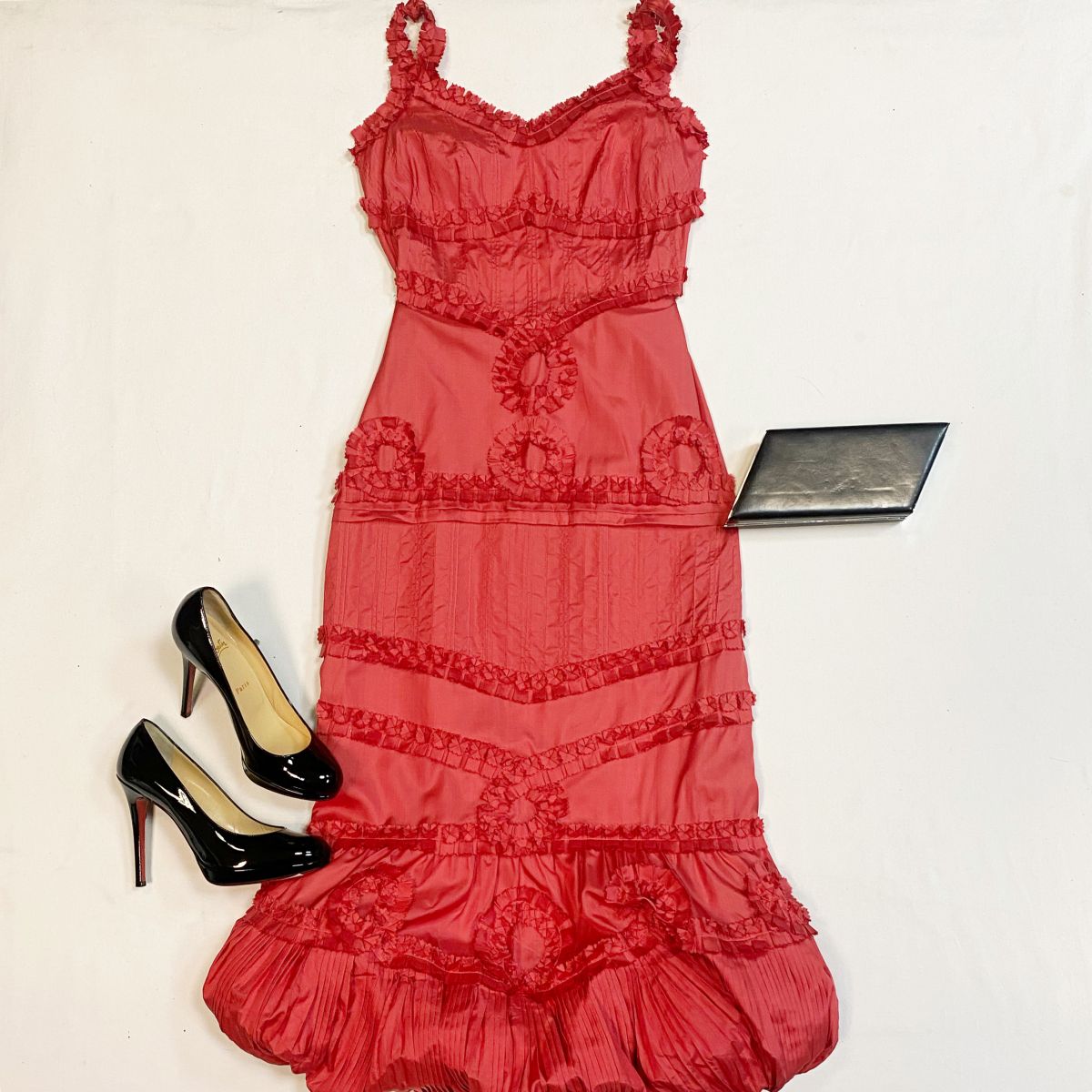 Платье Blumarine размер 40 цена 12 308 рубТуфли Louboutin размер 37 цена 15 385 рубКлатч Saint Laurent