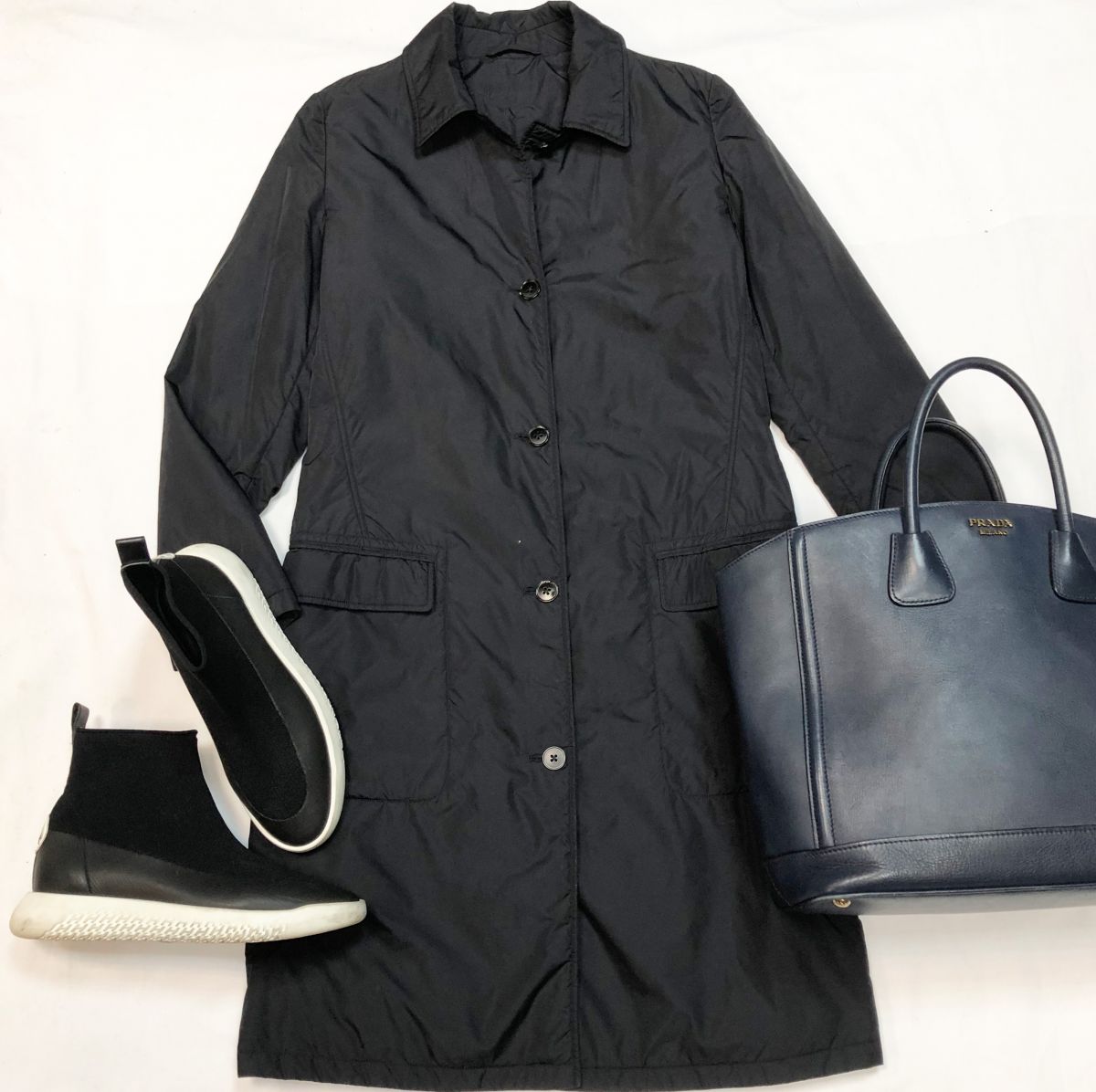 Плащ JIL SANDER размер 36 цена 15 385 руб 
Кеды HERMES размер 38 цена 38 463 руб 
Сумка PRADA