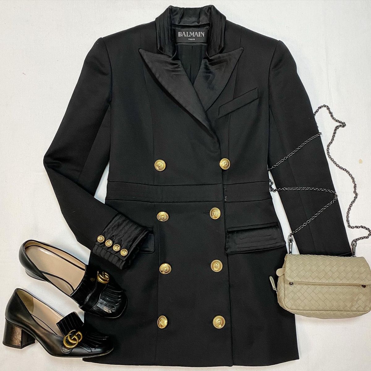 Платье Balmain размер 40 цена 30 770 руб Туфли Gucci размер 38 цена 23 078 руб Сумка Bottega Veneta