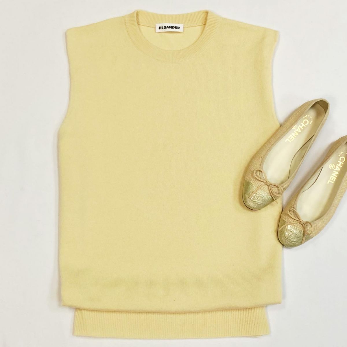 Жилет Jil Sander размер M цена 26 155 руб Балетки Chanel размер 35 цена 23 078 руб