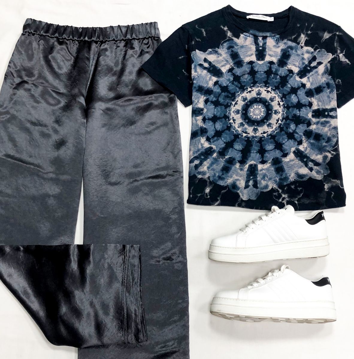 Футболка Christian Dior размер M цена 10 959 рубБрюки Max Mara размер 36 цена 9 393 рубКеды Prada размер 39.5 цена 23 483 руб