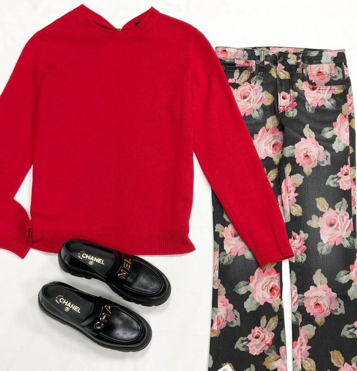 Кофта Louis Vuitton размер M цена 31 310 руб
Джинсы R 13 размер 26 цена 23 483 руб
Лоферы Chanel размер 39 цена 109 585 руб