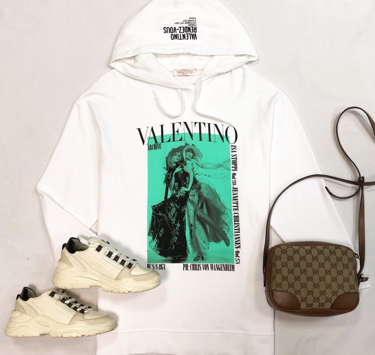 Толстовка Valentino размер M цена 30 770 рубКроссовки Brunello Cucinelli размер 37 цена 38 463 рубСумка Gucci