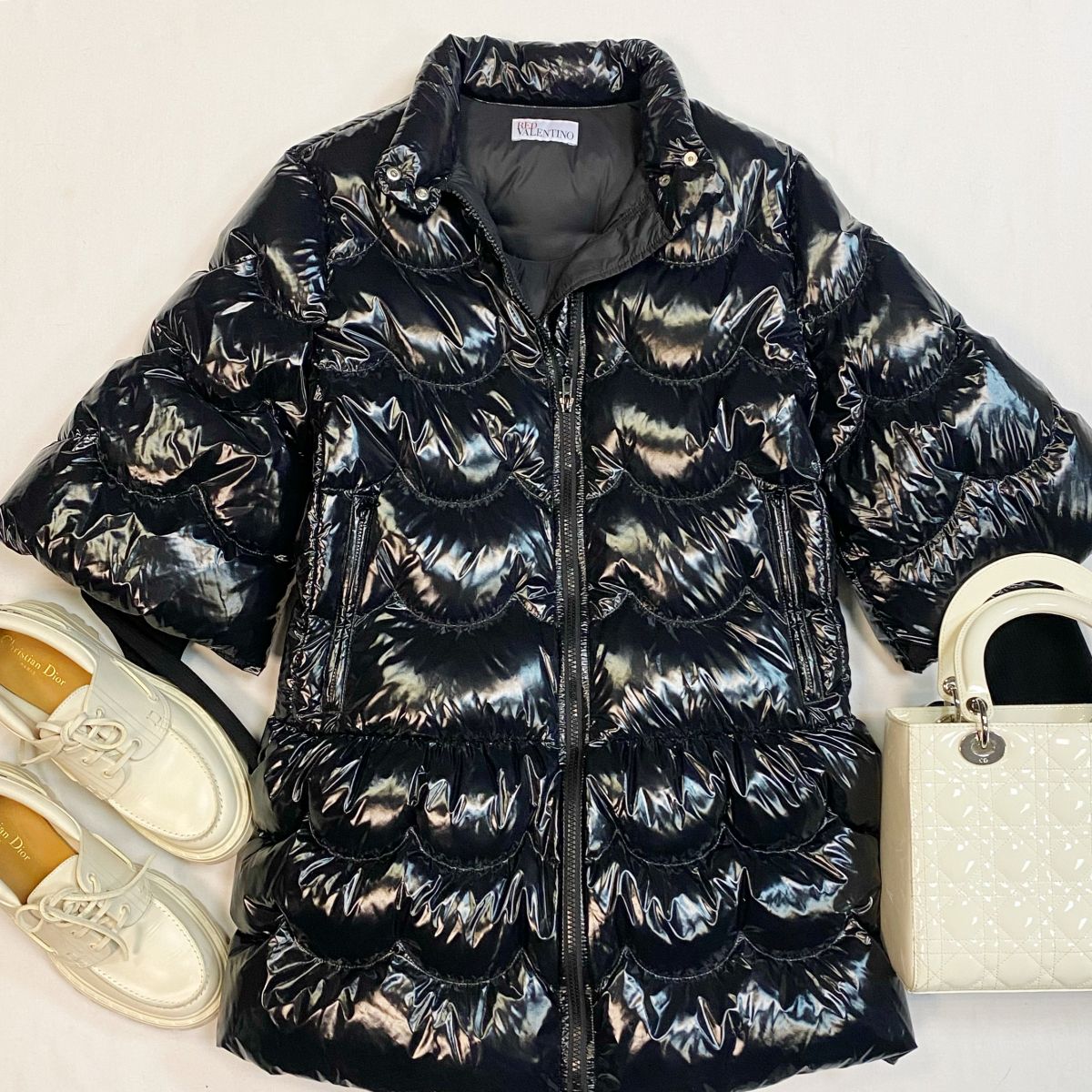 Пуховик Red Valentino размер 42 цена 15 385 рубБотинки Dior размер 39 цена 30 770 рубСумка Dior