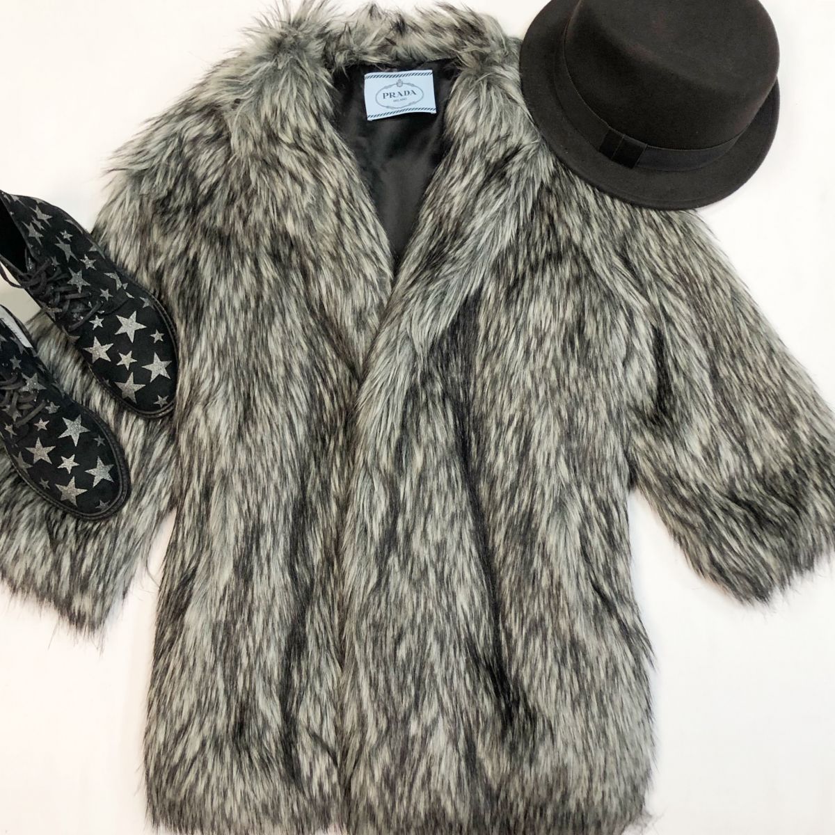 Шуба Prada размер 40 цена 10 770 рубБотинки Saint Laurent размер 36 цена 23 078 руб