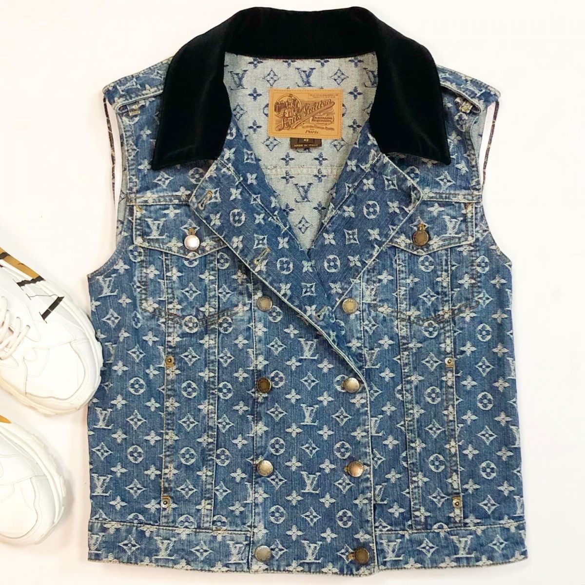 Жилет/джинса/ Louis Vuitton размер 42 цена 30 770 рубКроссовки Valentino размер 39 цена 30 770 руб