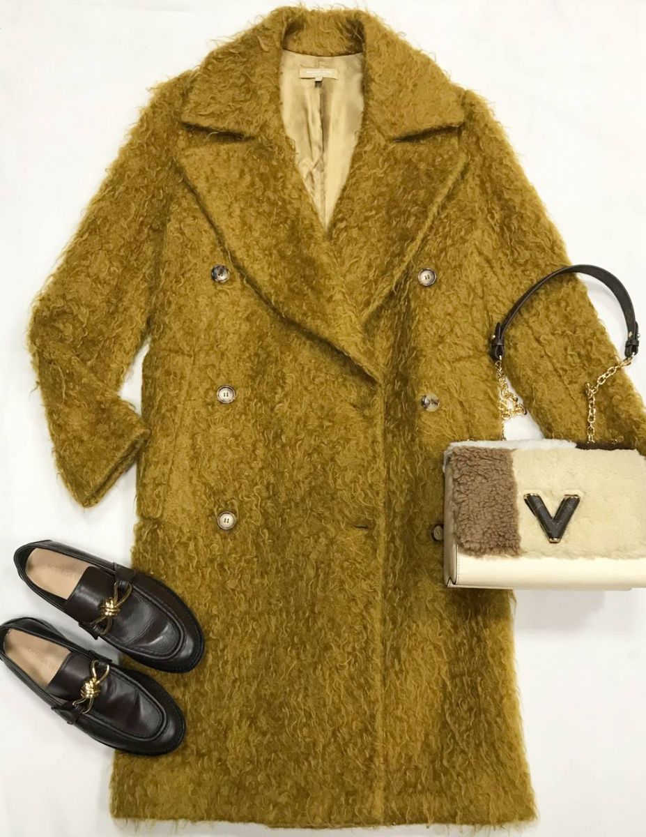 Пальто Michael Kors размер 2 цена 39 138 руб
Лоферы Bottega Veneta размер 39 цена 46 965 руб
Сумка Louis Vuitton