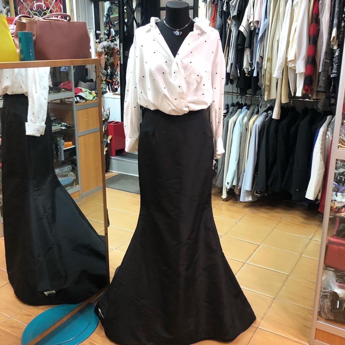 Блузка Jacquemus размер 34 цена 23 078 рубЮбка Oscar De La Renta размер 6 цена 15 385 руб