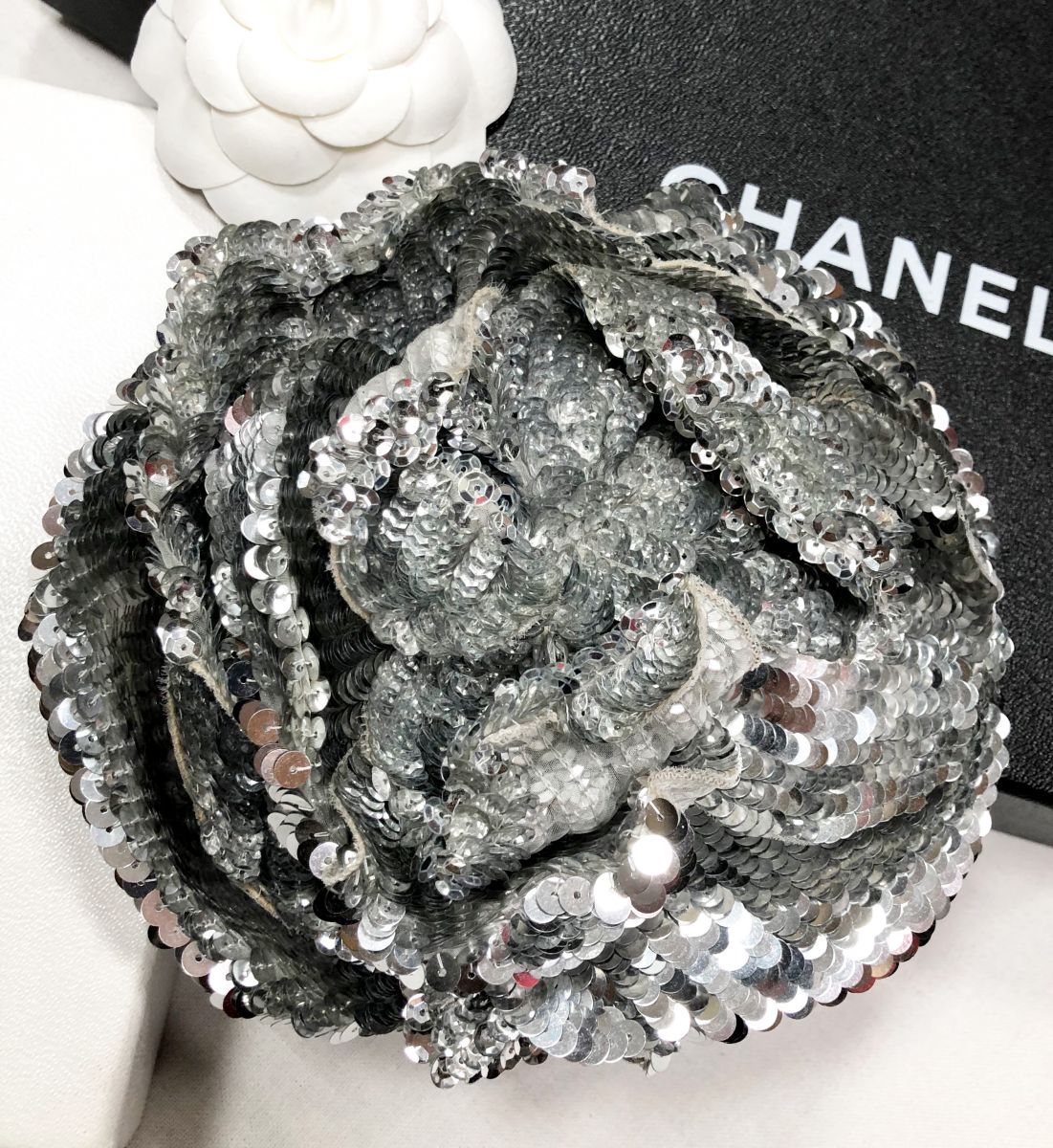 Брошка /пайетки/ Chanel цена 78 275 руб/ в коробке /