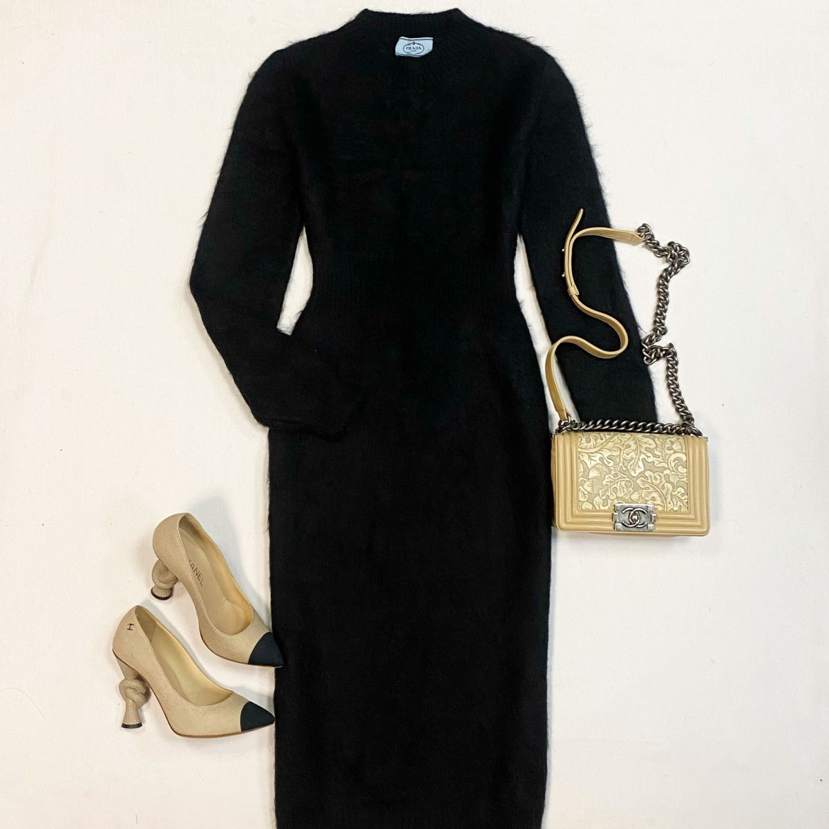 Платье Prada размер 38 цена 23 078 рубТуфли Chanel размер 37 цена 46 155 рубСумка Chanel