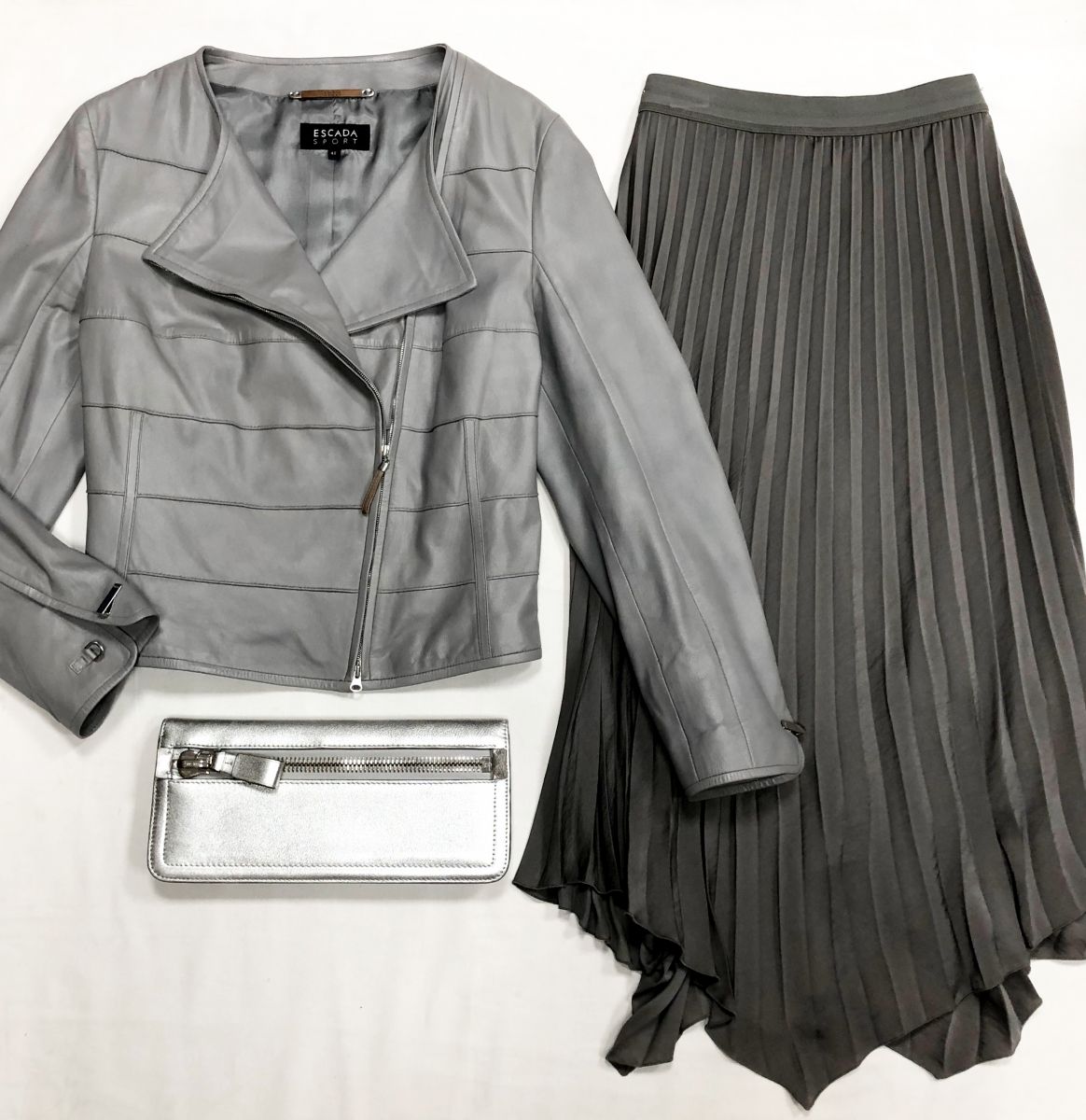 Куртка /кожа/ Escada размер 42 цена 23 483 руб
Юбка Escada размер 42 цена 7 828 руб
Клатч Tom Ford