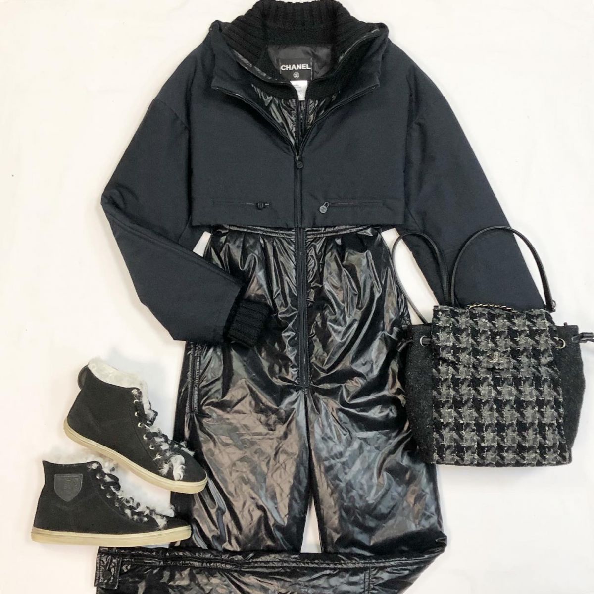 Комбинезон +Куртка Chanel размер 38 цена 184 620 рубКеды/на меху / Saint Laurent размер 39 цена 23 078 рубРюкзак Chanel