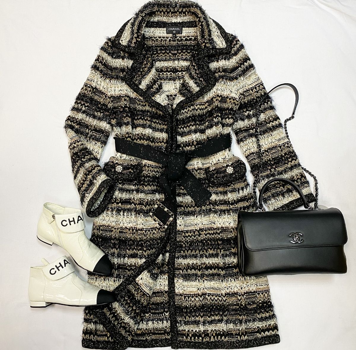 Пальто Chanel размер 38 цена 230 775 руб 
Ботильоны Chanel размер 39.5 цена 61 540 руб
Сумка Chanel