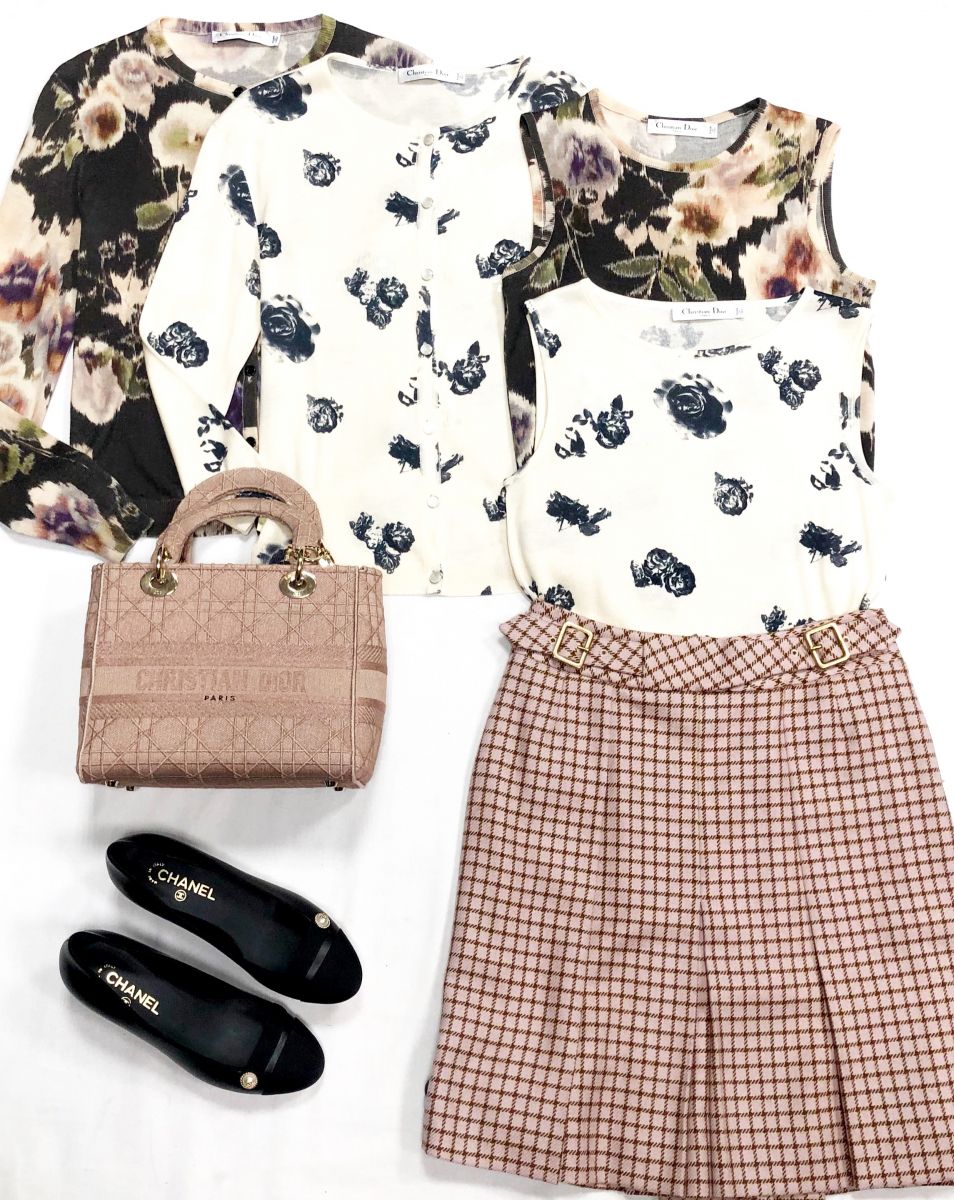 Двойки Christian Dior размер 38 цена от 23 483 руб до 31 310 руб
Юбка Christian Dior размер 38 цена 15 655 руб
Туфли Chanel размер 37.5 цена 62 620 руб
Сумка Christian Dior