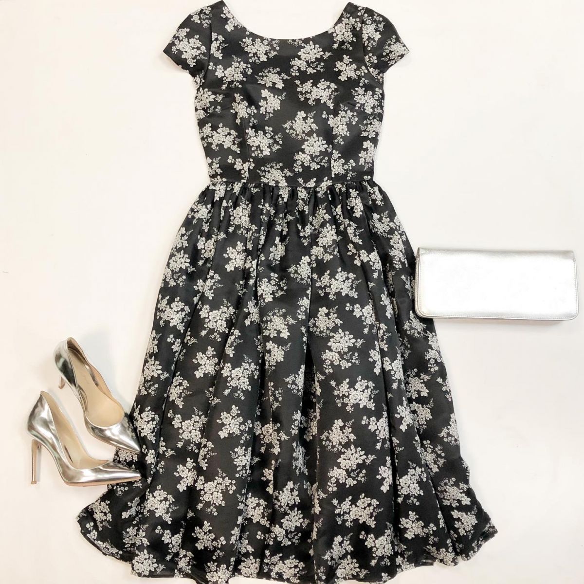 Платье Dolce Gabbana размер 40 цена 30 770 рубТуфли Gianvito Rossi размер 36 цена 15 385 рубКлатч Tom Ford