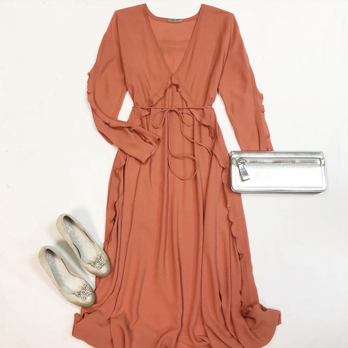 Платье Bottega Veneta размер 38 цена 30 770 рубТуфли Chanel размер 37 цена 23 078 рубКлатч Tom Ford
