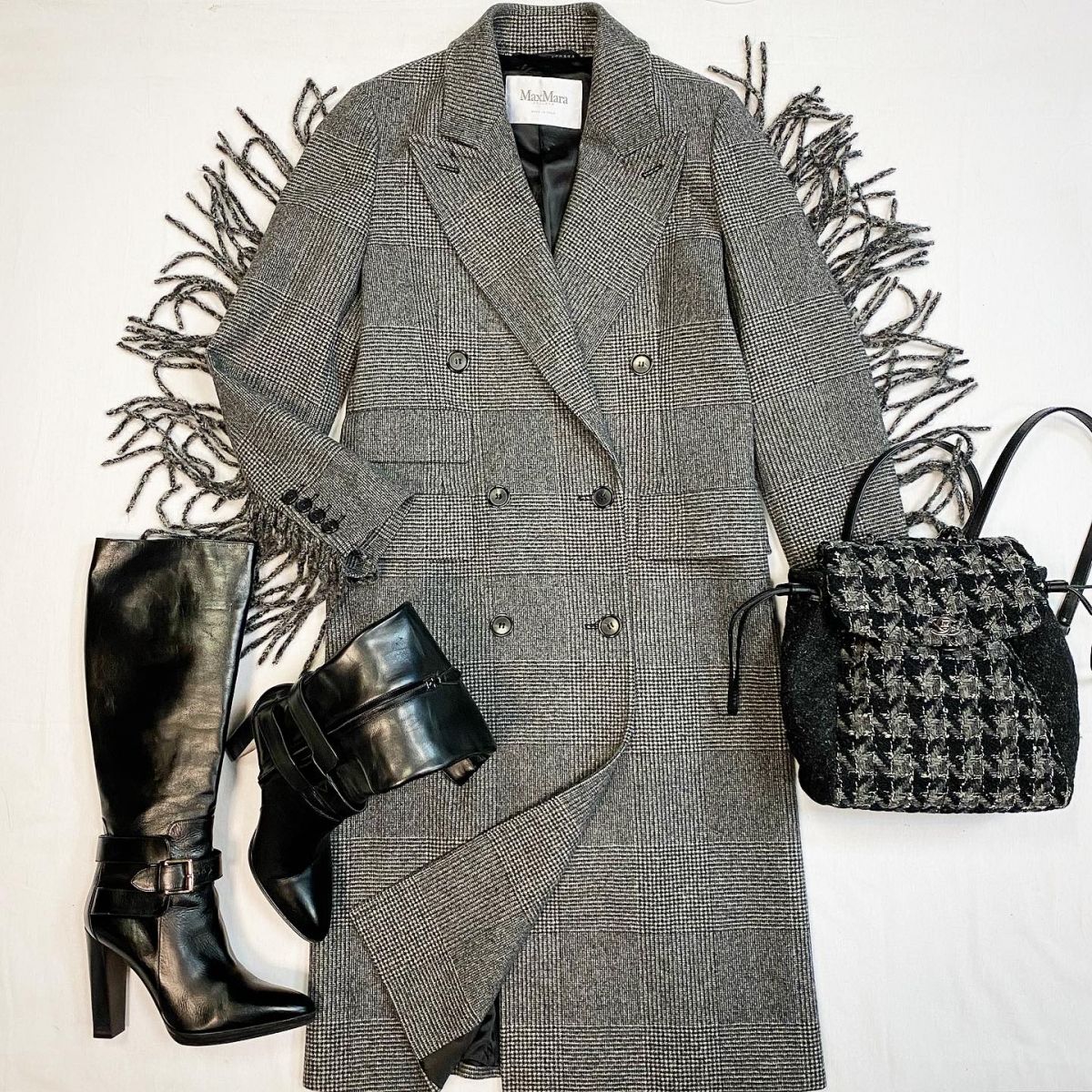 Пальто / шерсть / Max Mara размер 36 цена 69 232 рубСапоги Hermès размер 39.5 цена 15 385 руб Рюкзак Chanel