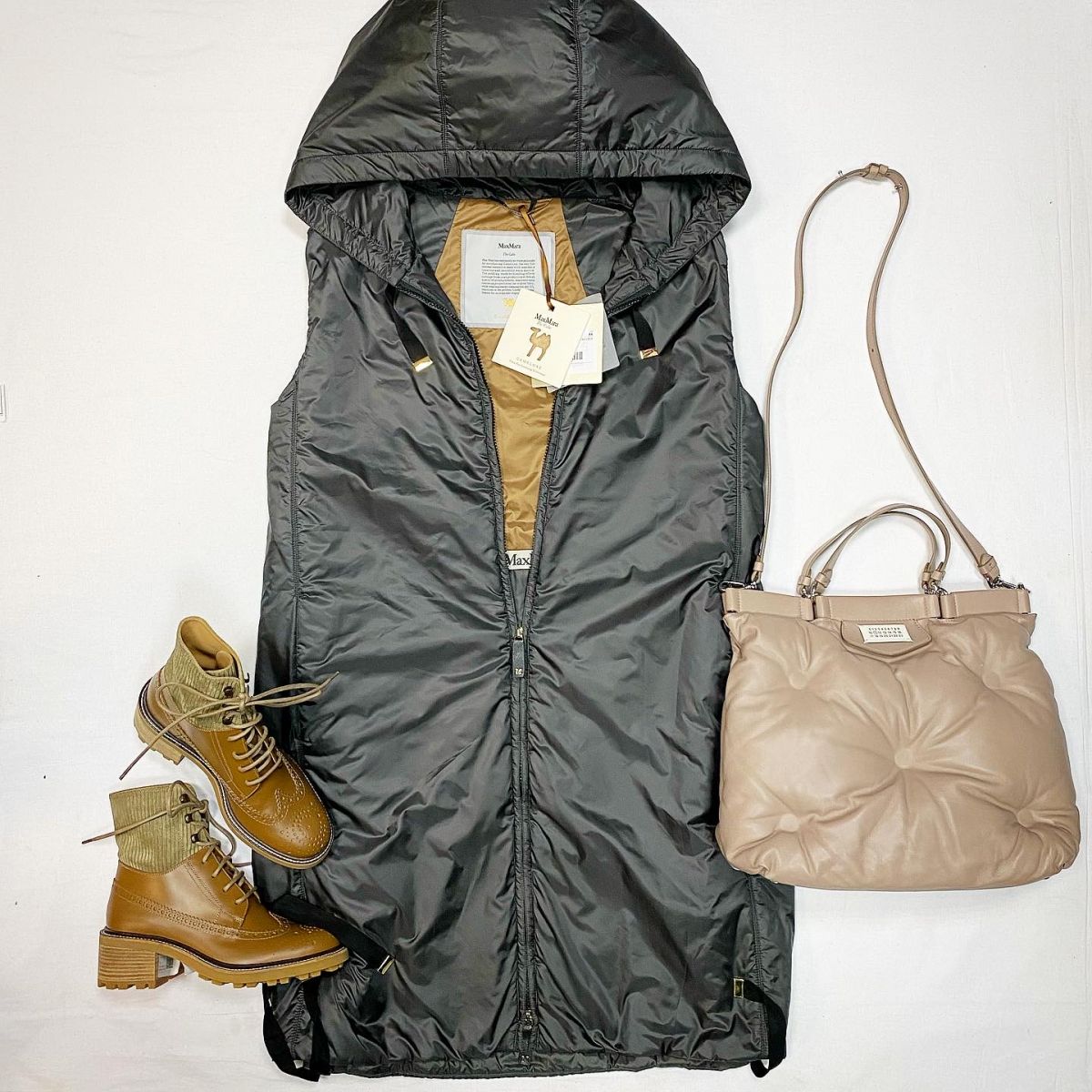 Жилет / пух / Max Mara размер 42 / 48 / цена 53 847 руб / новый с бирками / Ботинки Chloè размер 37 цена 30 770 руб Сумка Maison Martin Margiela