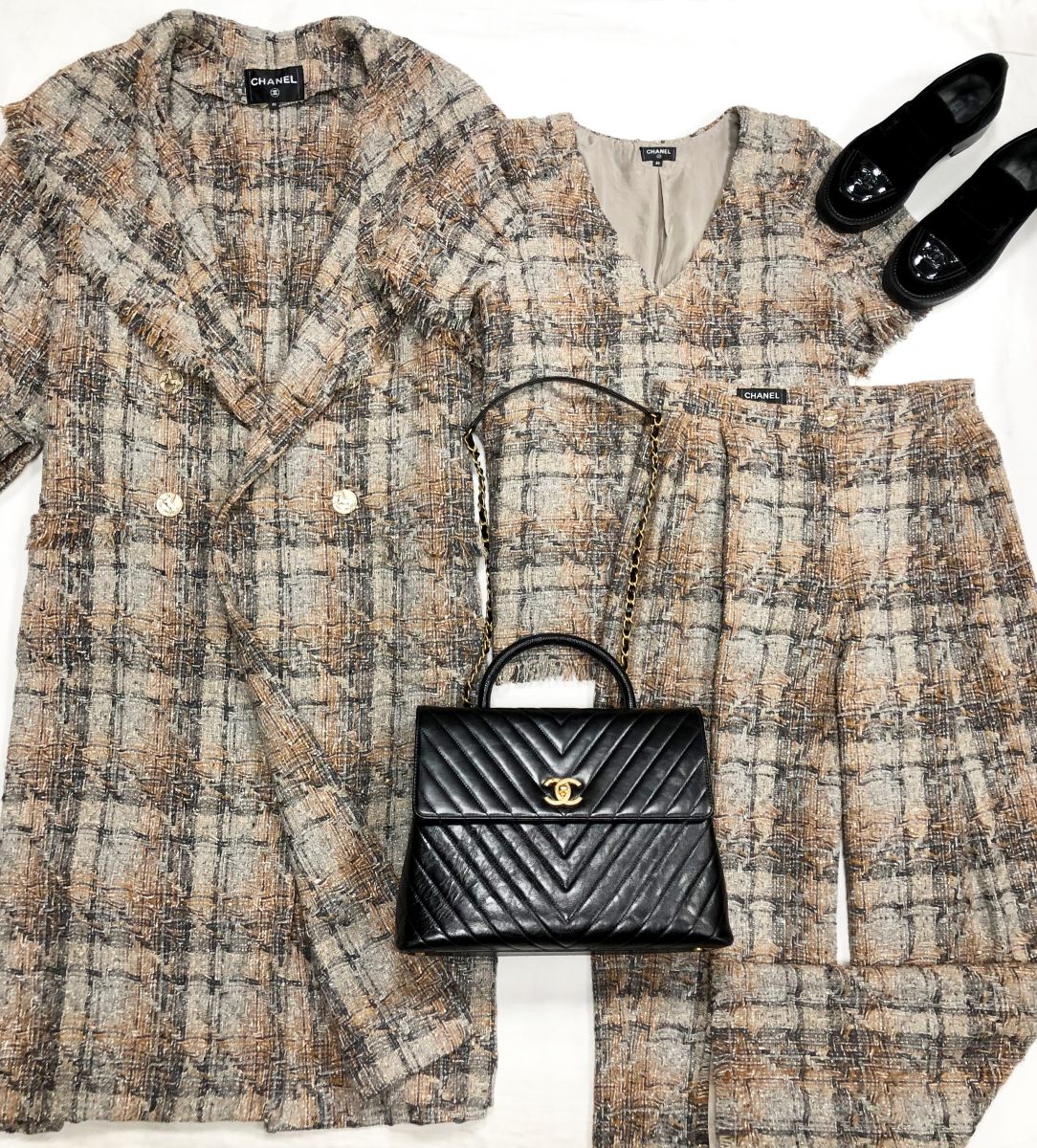 Пальто +Кофта+ Брюки/ твид / люрекс/ Chanel размер 50 цена 313 100 руб
Сумка Chanel 
