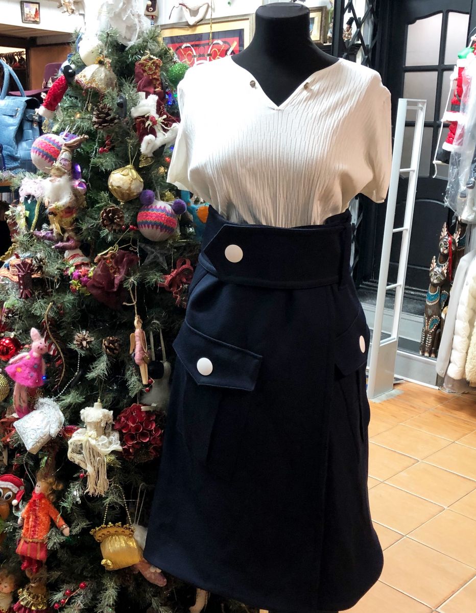 Кофта Chanel размер 48 цена 46 155 руб
Юбка Marni размер 42 цена 15 385 руб/с биркой/ 
