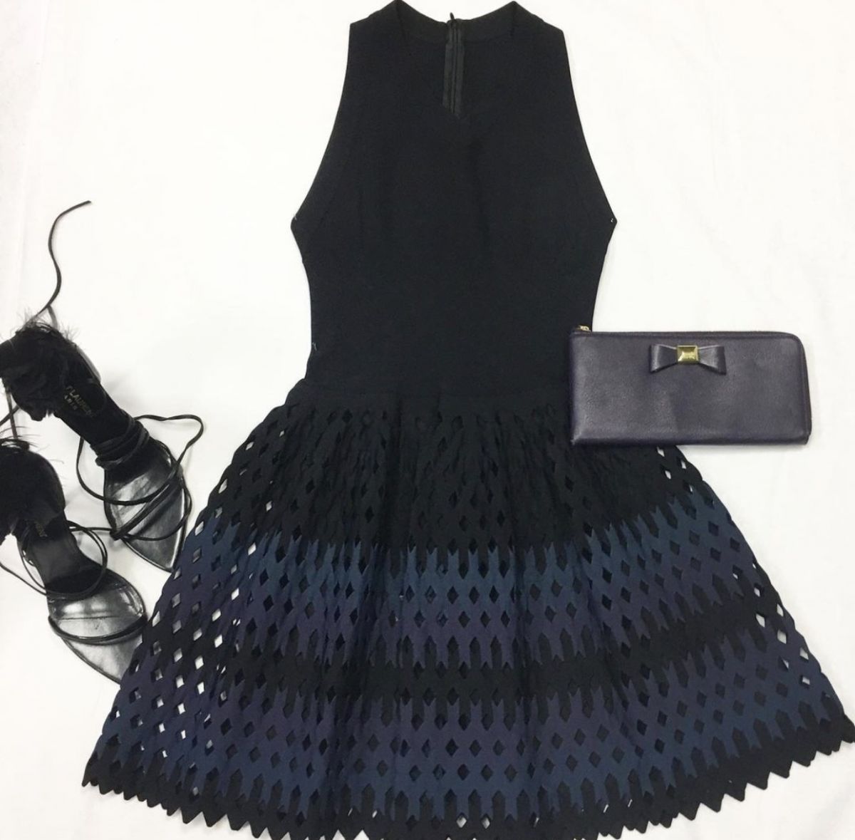 Платье Alaïa размер 38 цена 15 385 руб Босоножки Saint Laurent  размер 40.5 цена 12 308 руб Кошелёк Ferragamo 