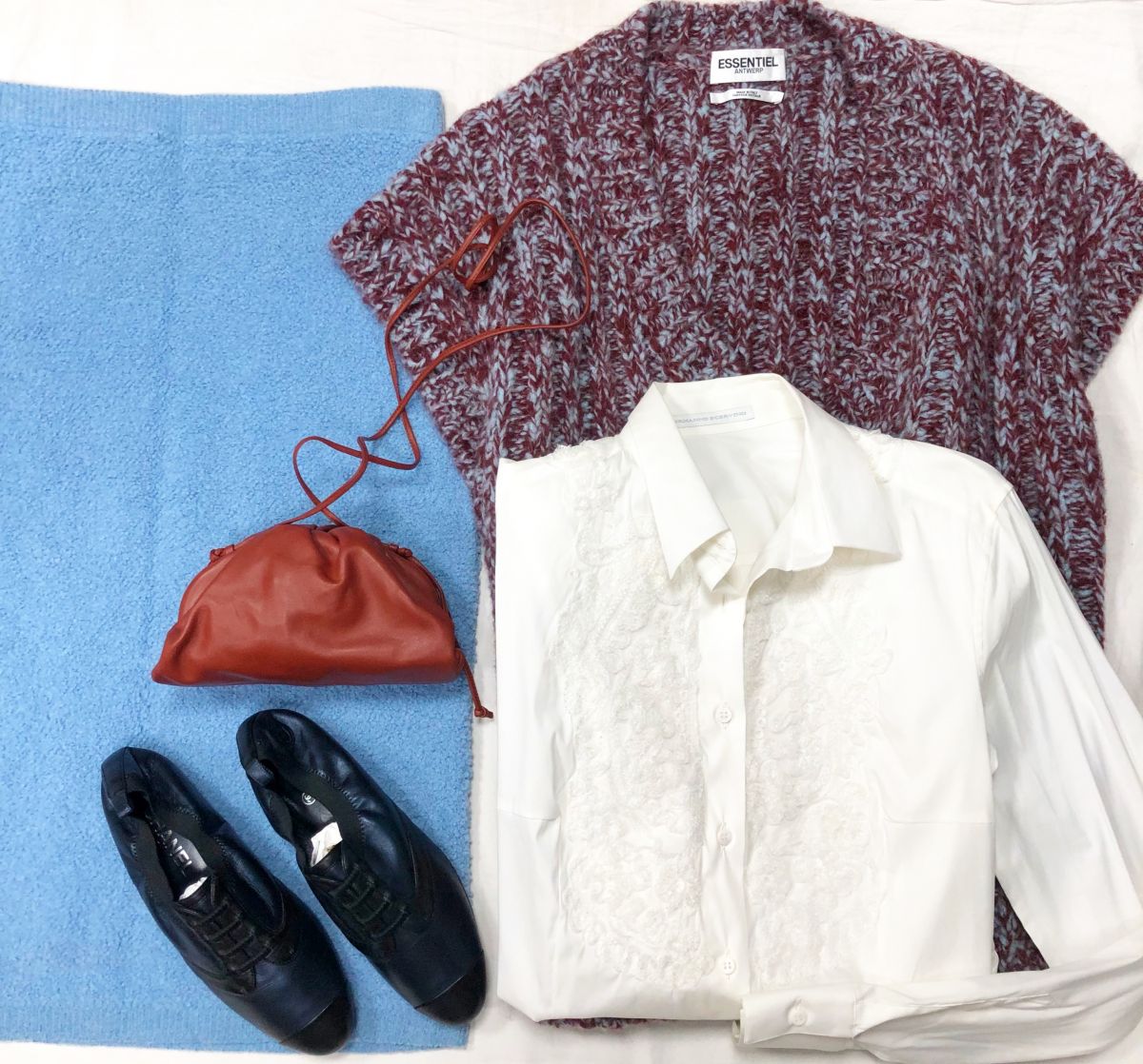 Жилет ESSENTIEL размер S цена 12 524 руб 
Рубашка ERMANNO SCHERVINO размер 44 цена 7 828 руб 
Юбка PRADA размер 46 цена 10 959 руб 
Сумочка BOTTEGA VENETA