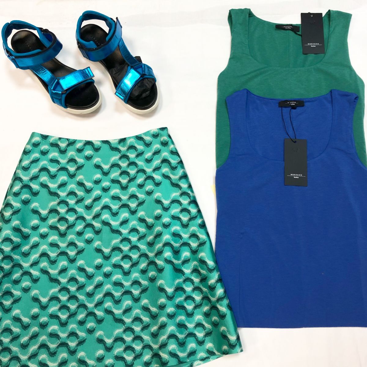 Топы Weekend Max Mara размер M цена по 6923 руб /новые/с ценником/ 
Юбка PRADA размер 40 цена 7 693 руб 
Сандали PAROSH размер 41 цена 7 693 руб