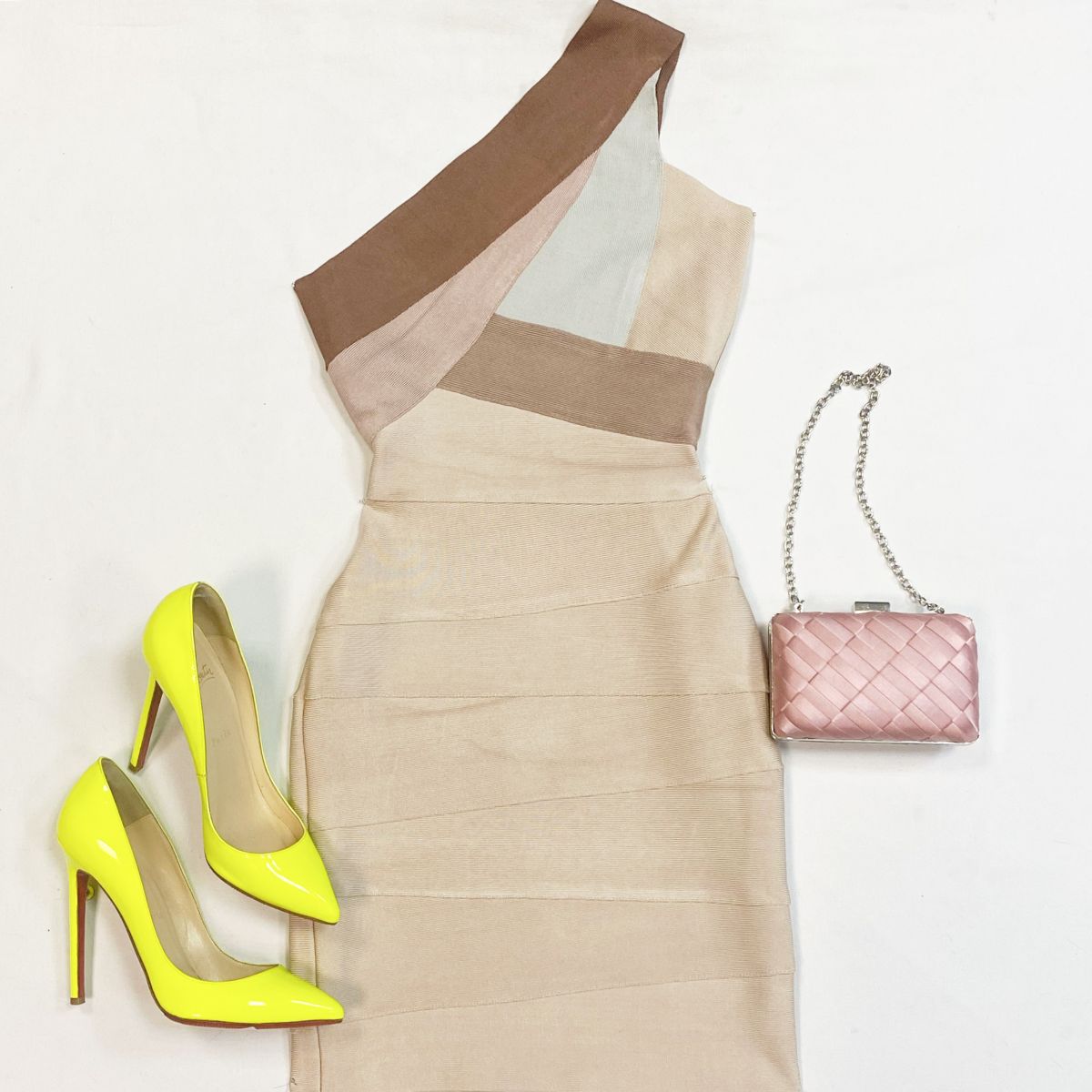 Платье Herve Leger размер S цена 7 693 рубТуфли Louboutin размер 37.5 цена 18 462 рубКлатч Coccinelle