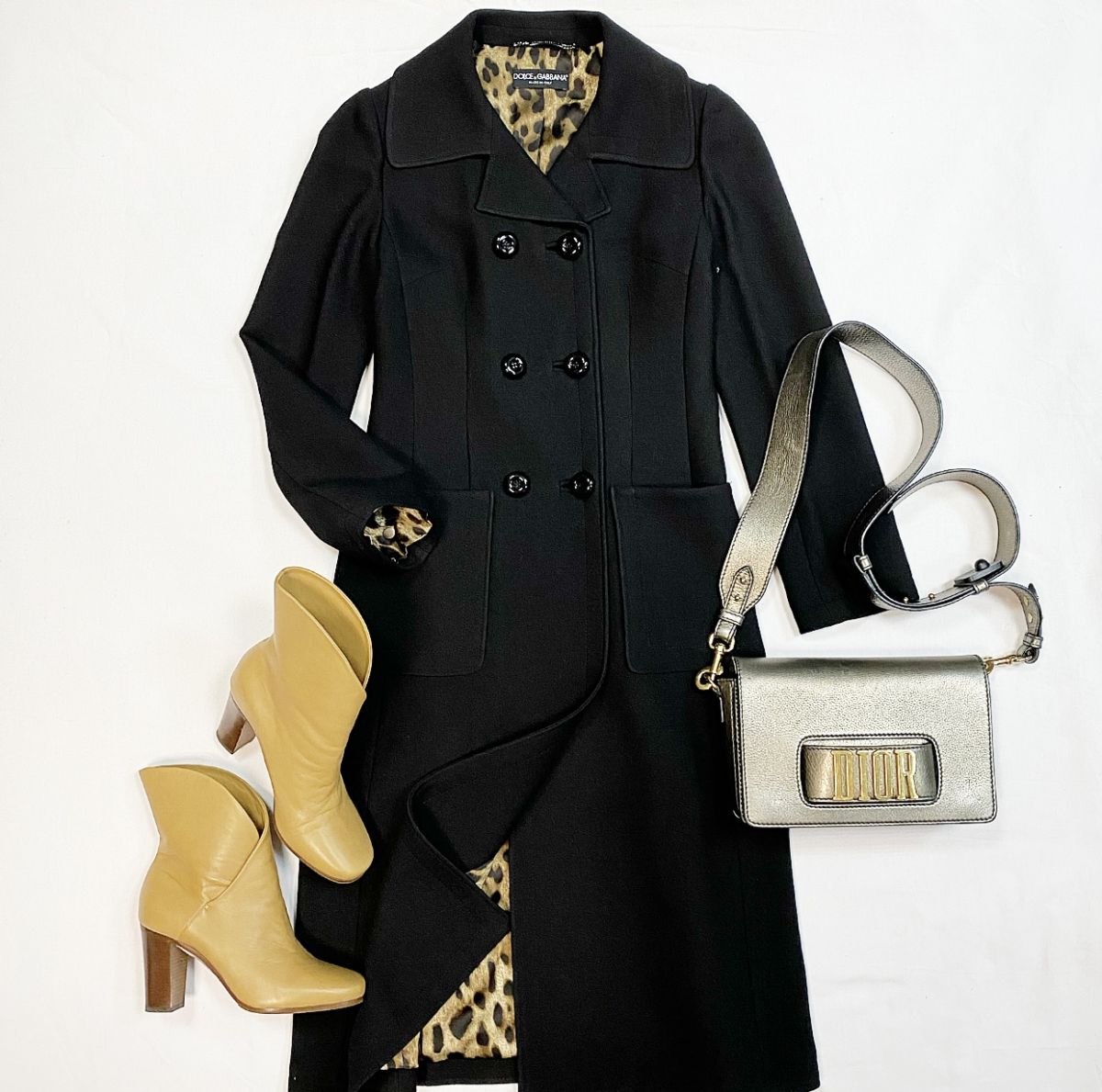 Пальто Dolce Gabbana размер 38 цена 27 693 руб
Ботильоны Celine размер 38 цена 10 770 руб 
Сумка Christian Dior
