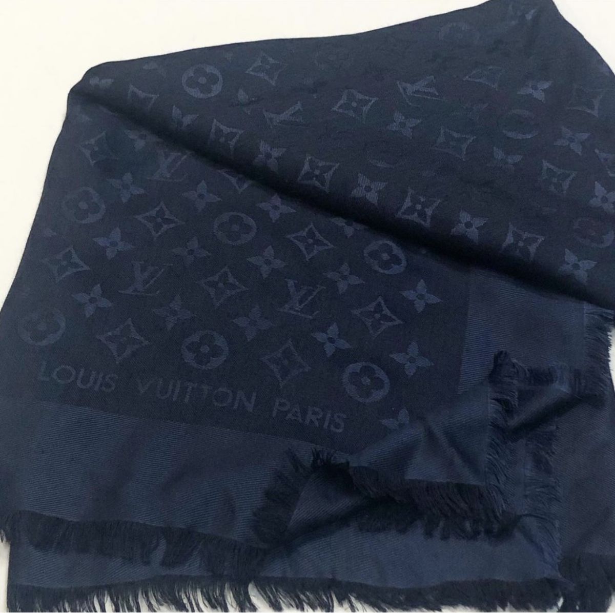 Палантин Louis Vuitton  размер 140/140 цена 12 308 руб