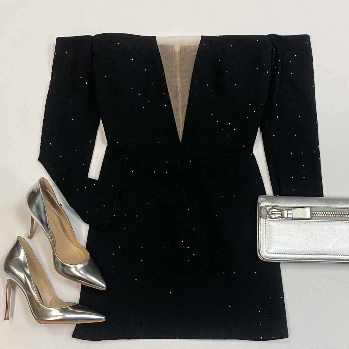 Платье Alex Perry /камни Swarovski/ размер 12 цена 30 770 рубТуфли Gianvito Rossi размер 36 цена 7 693 рубКлатч Tom Ford