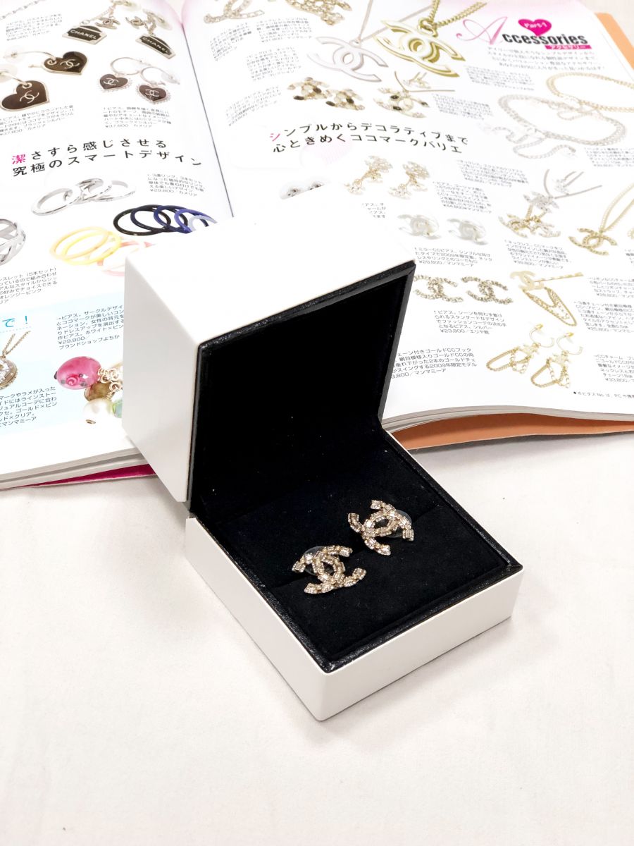 Серьги Chanel цена 39
138 руб