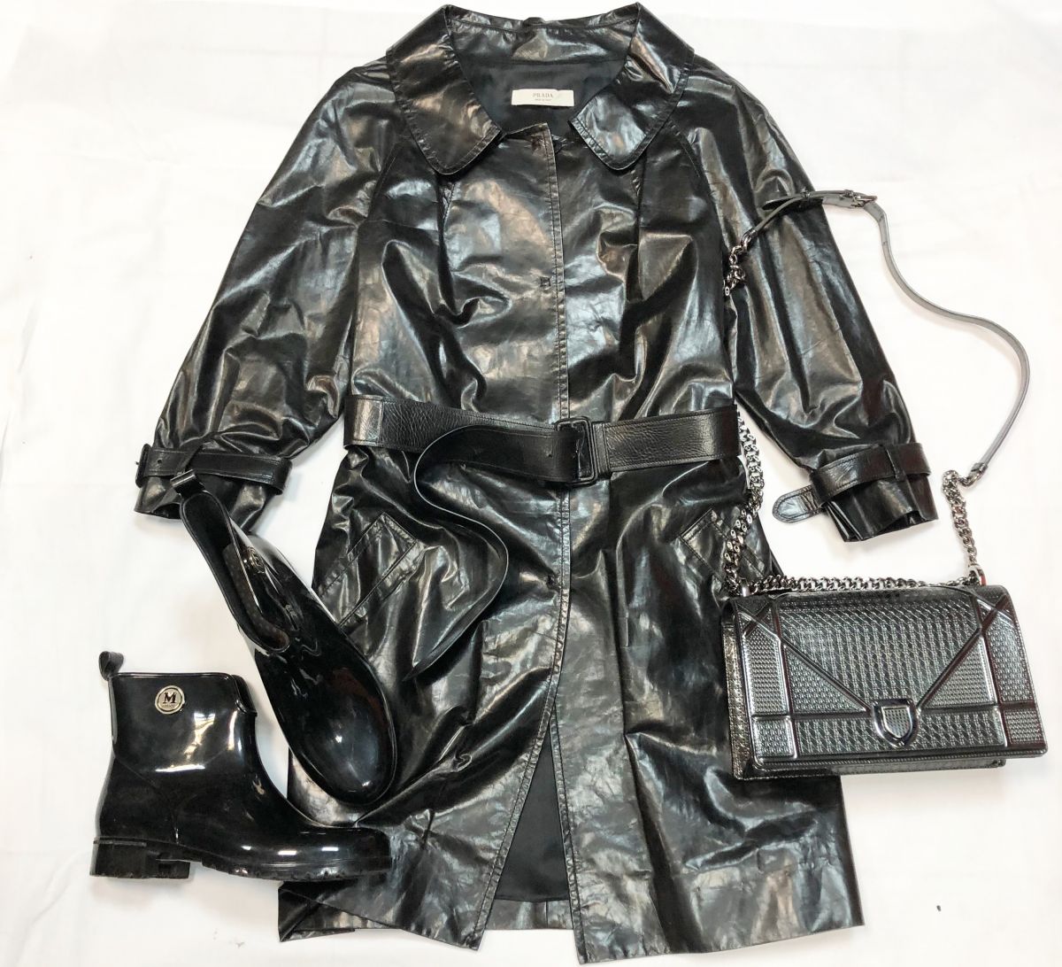 Плащ PRADA размер 44 цена 23 078 руб 
Сапожки резиновые MISSONI размер 6.1/2 - 40 цена 9 231 руб 
Сумка CHRISTIAN DIOR