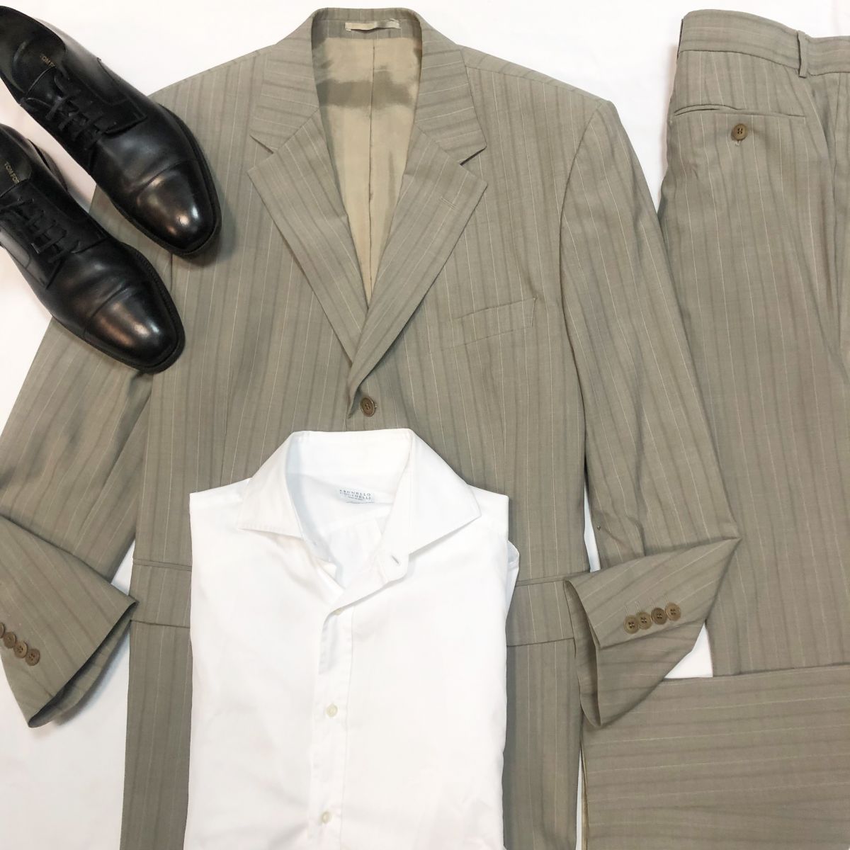 #Mechtamen 
Костюм SARAR размер 54 цена 7 693 руб 
Туфли TOM FORD размер 44 цена 15 385 руб