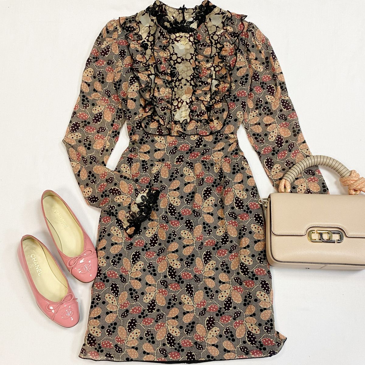 Платье Anna Sui размер 6 цена 6 154 рубБалетки Chanel размер 36 цена 12 308 руб Сумка Marc Jacobs