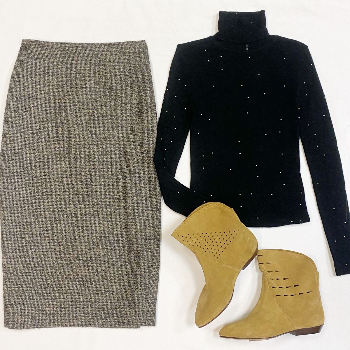Водолазка Saint Laurent размер XS цена 18 462 рубЮбка Kiton размер 40 цена 15 385 рубБотинки Isabel Marant размер 38 цена 30 770 руб