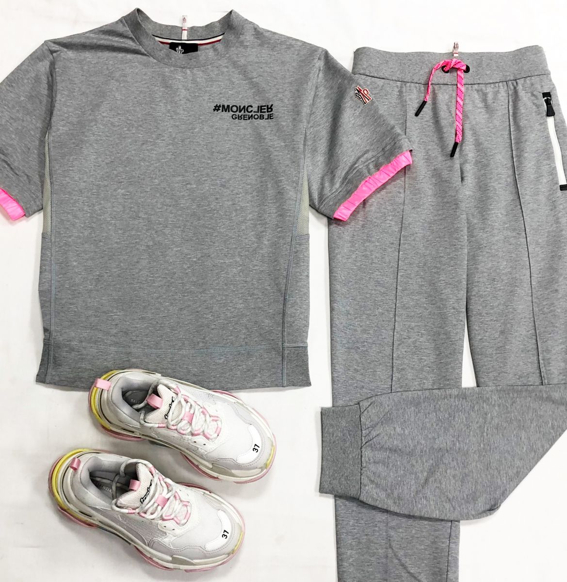 Костюм MONCLER размер L цена 26 614 рубКроссовки Balenciaga размер 37 цена 46 965 руб