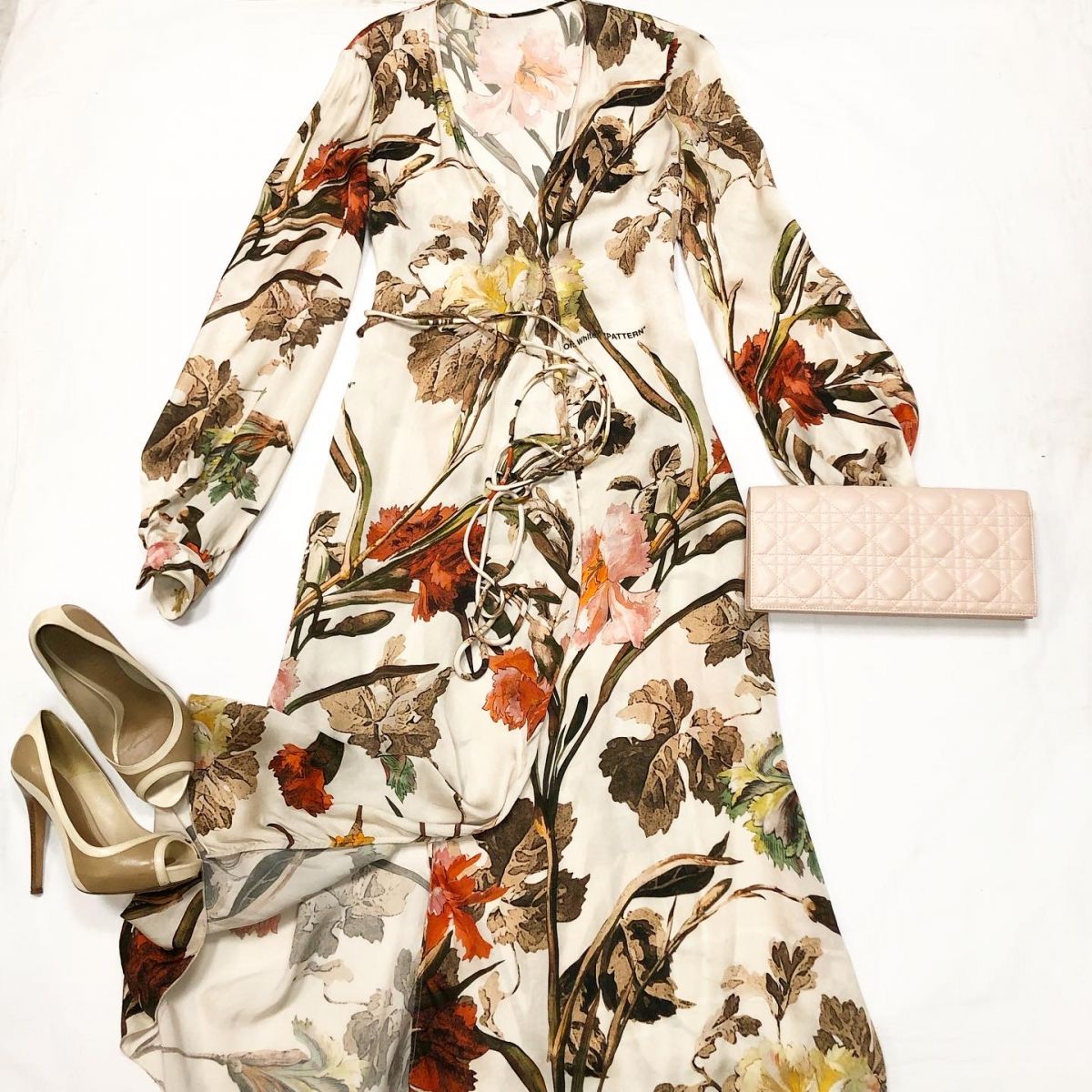 Платье /шёлк/ off White размер 38 цена 23 078 руб Туфли McQueen размер 36 цена 7 693 руб Клатч Christian Dior