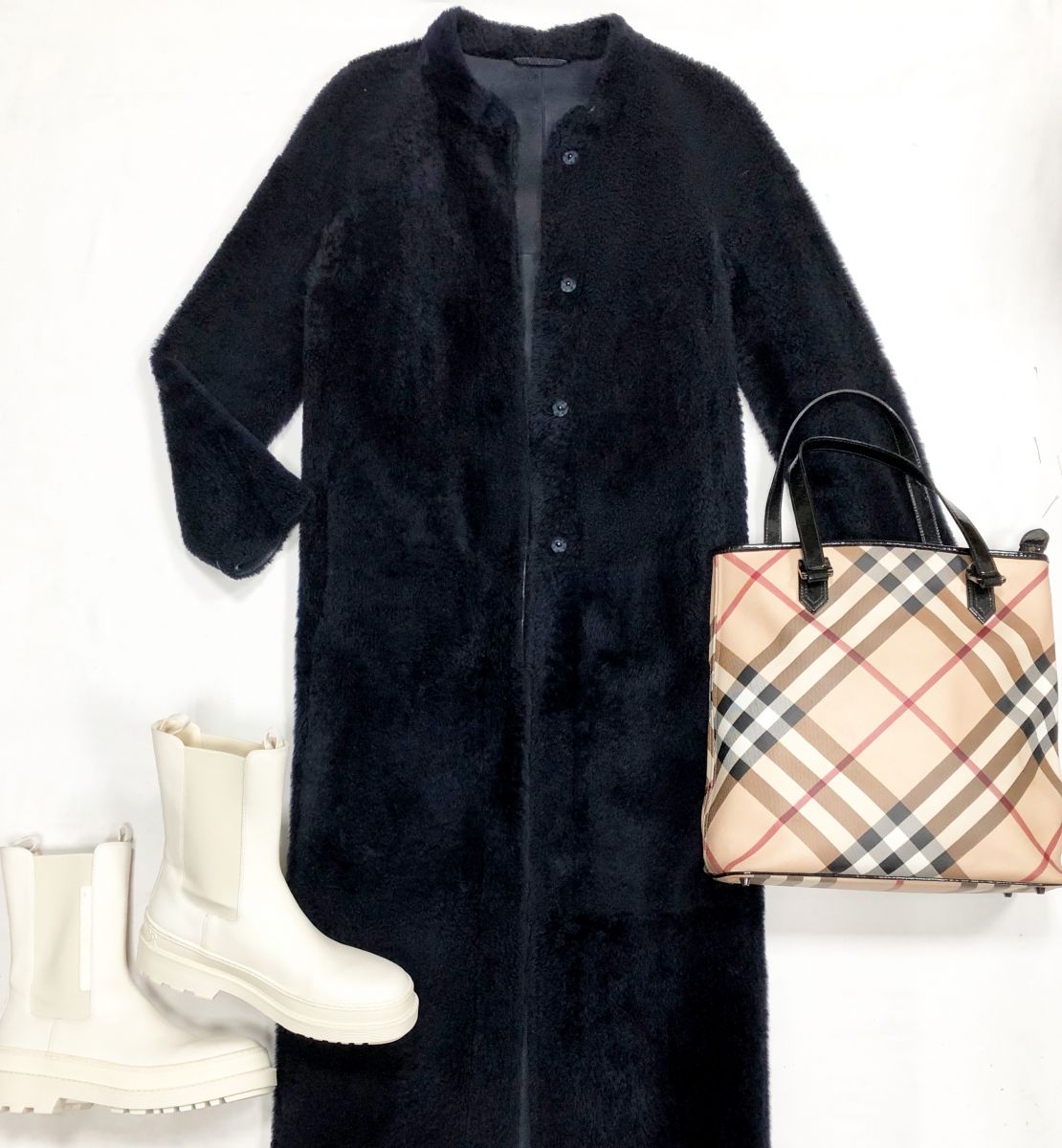 Дублёнка S Max Mara размер 42 цена 46 923 руб
Ботинки Christian Dior размер 40 цена 78 205 руб
Сумка Burberry 

