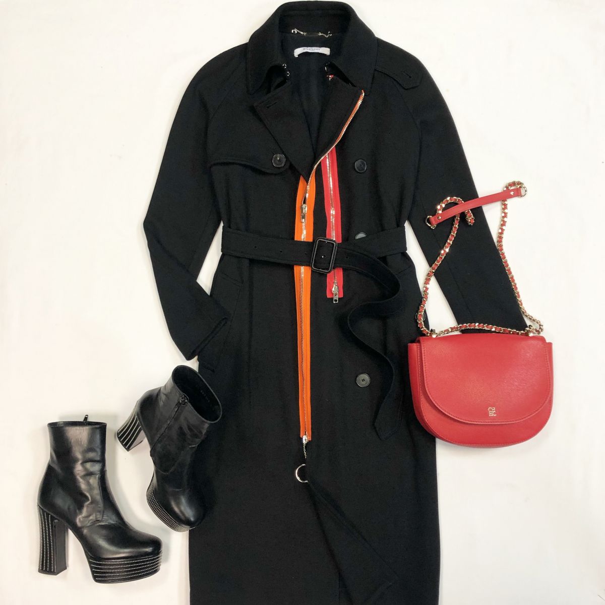 Пальто GIVENCHY  размер 38 цена 15 385 рубБотильоны SAINT LAURENT размер 39.5 цена 30 770 рубСумка CAROLINA HERERRA 
