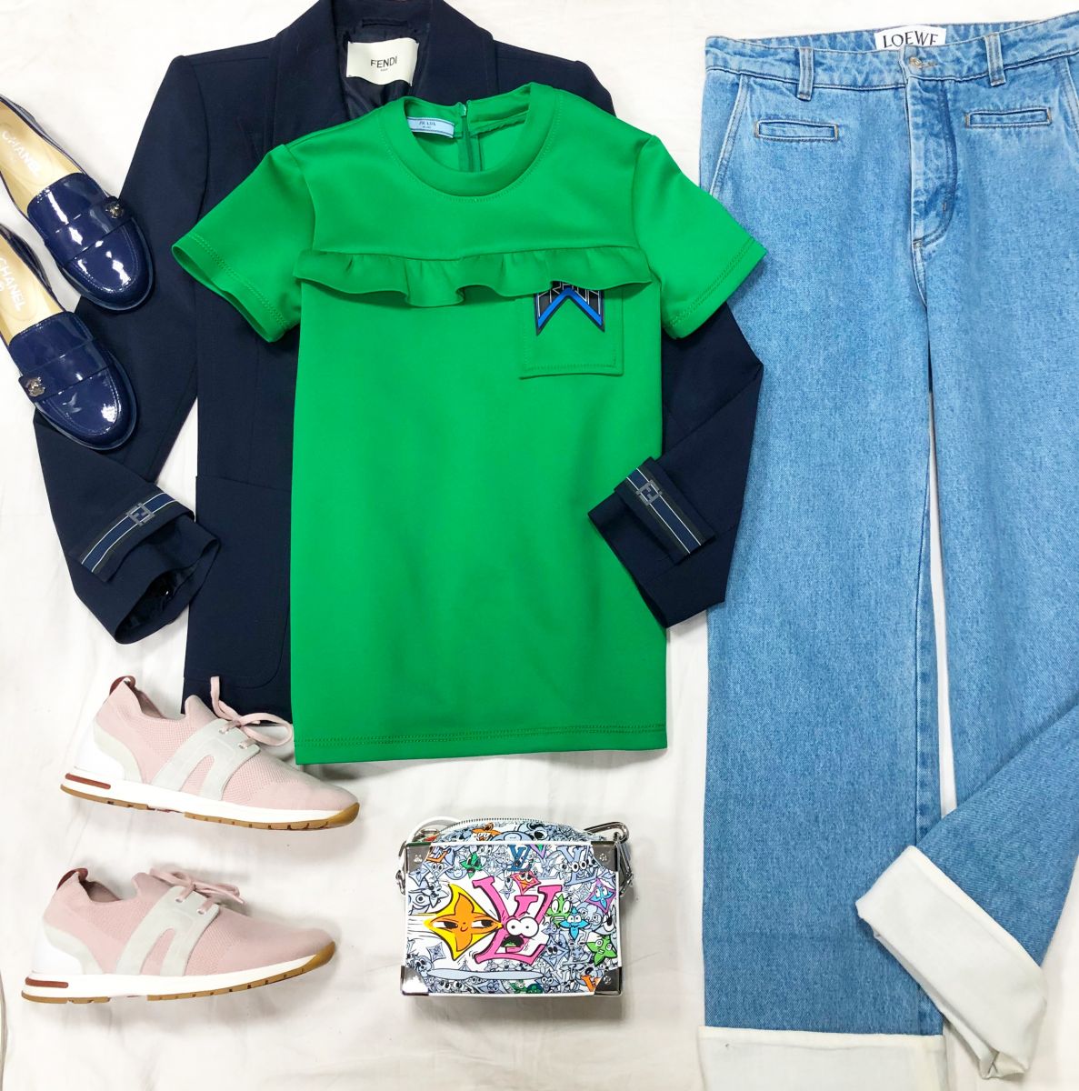 Жакет Fendi размер 46 цена 31 310 руб 
Кофта PRADA размер 38 цена 26 614 руб 
Джинсы Loewe размер 38 цена 39 138 руб 
Лоферы /кроссовки Chanel / Loro Piana 
Сумка Louis Vuitton