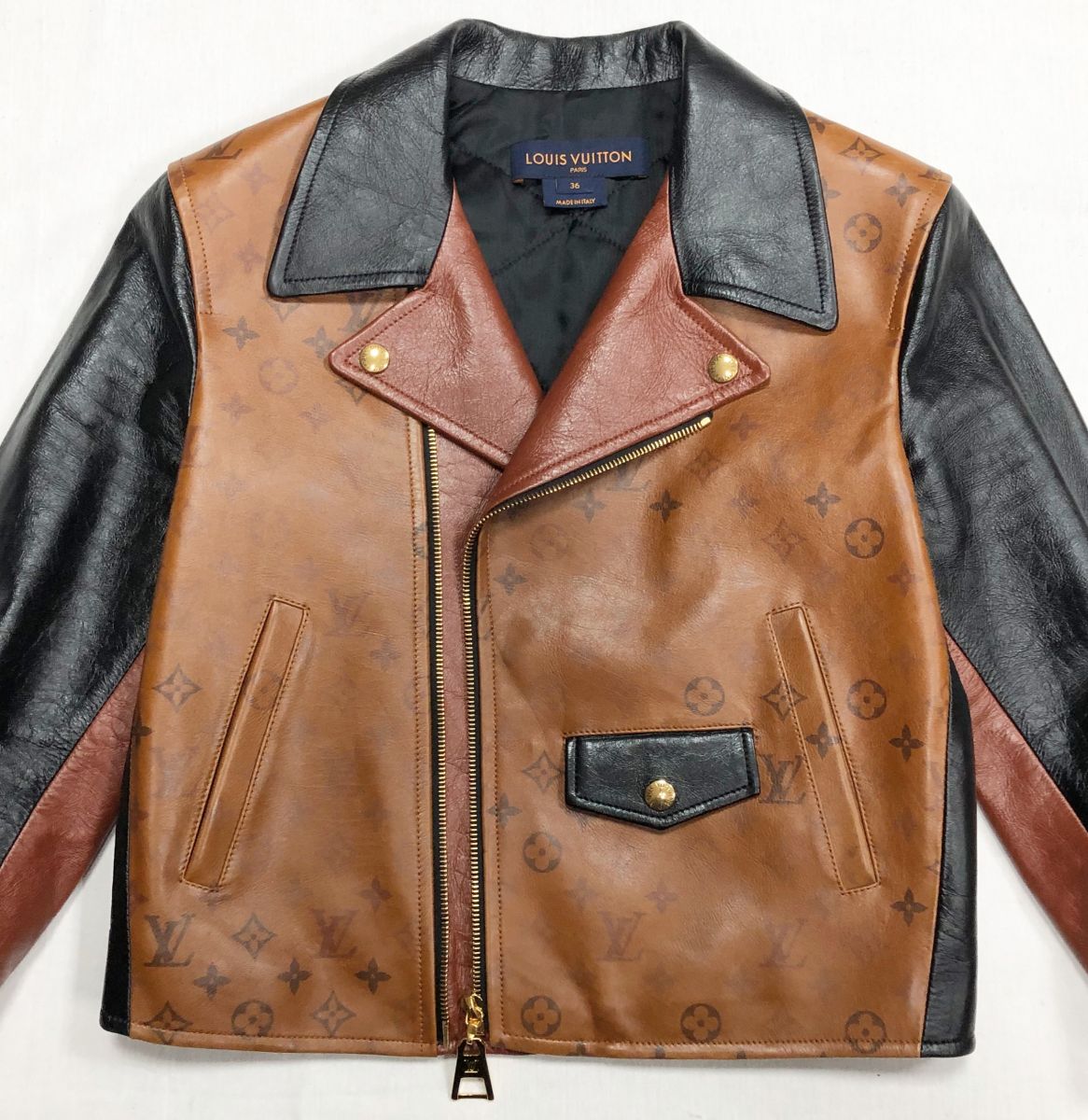 Куртка /кожа/ Louis Vuitton размер 36 цена 156 550 руб
Кеды Chanel размер 39.5 цена 46 965 руб
