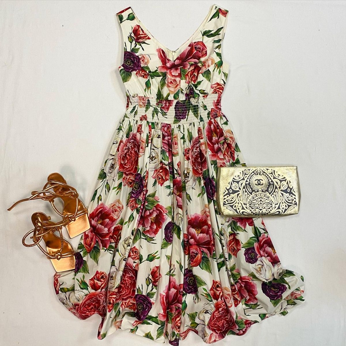 Платье DOLCE GABBANA размер 48 цена 23 078 рубБосоножки BOTTEGA VENETA  размер 37.5 цена 18 462 рубКлатч CHANEL 