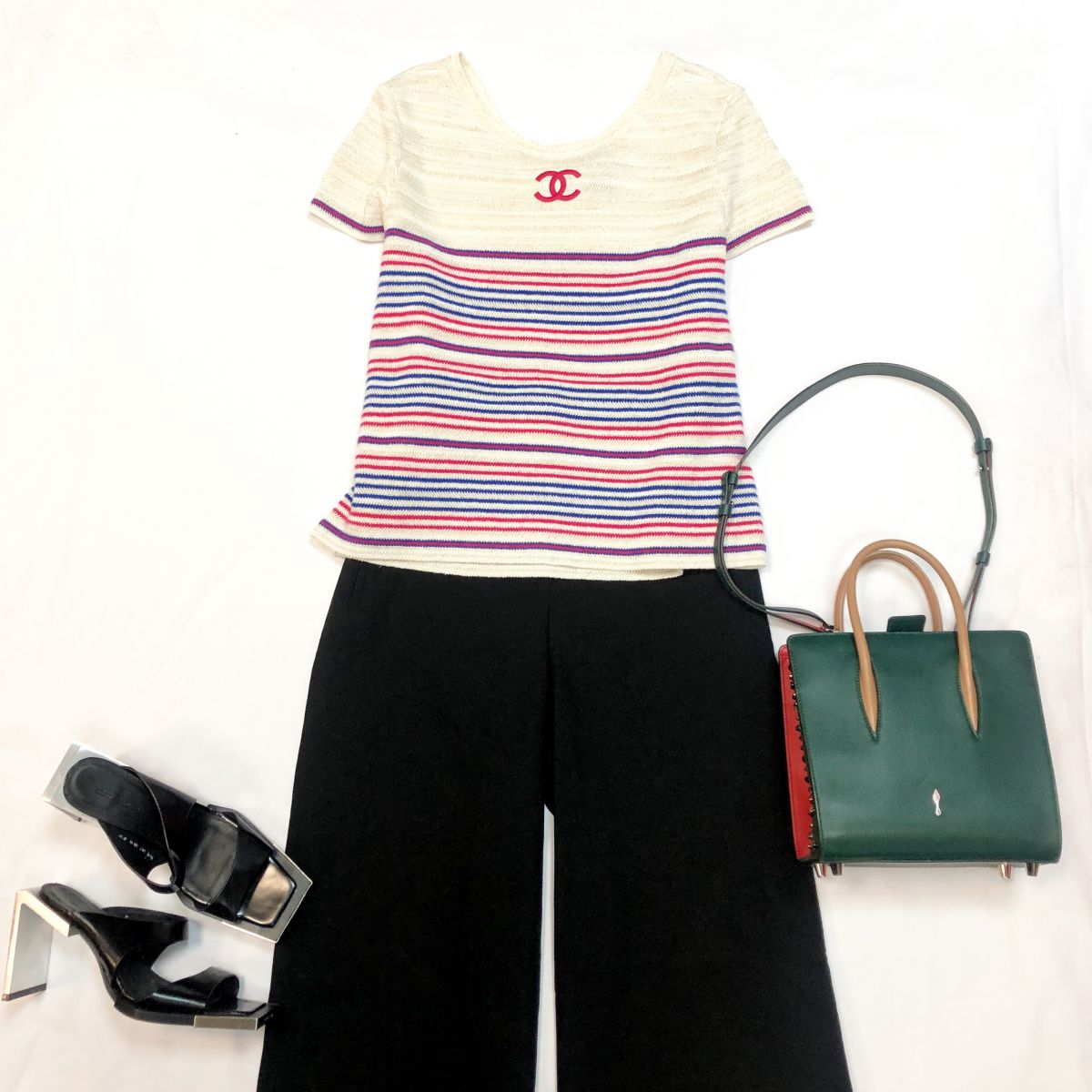 Кофта CHANEL размер 48 цена 61 540 руб 
Брюки Brunello CUCCINELLI размер 38/42 цена 15 385 руб 
Сумка LOUBOUTIN
