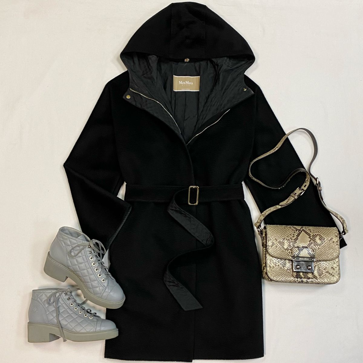 Пальто Max Mara размер 44 цена 23 078 рубБотинки размер 38 цена 53 848 рубСумка Miu Miu